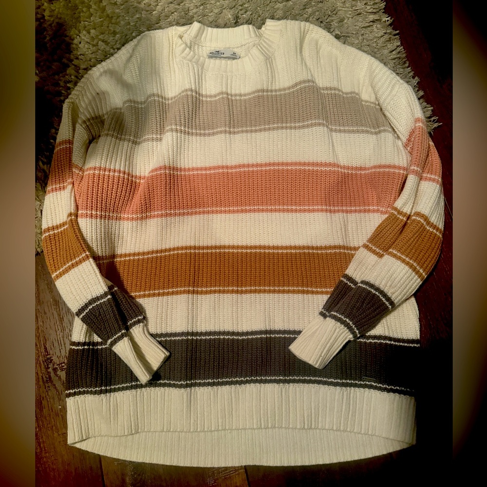 Size medium Women’s Hollister sweater
